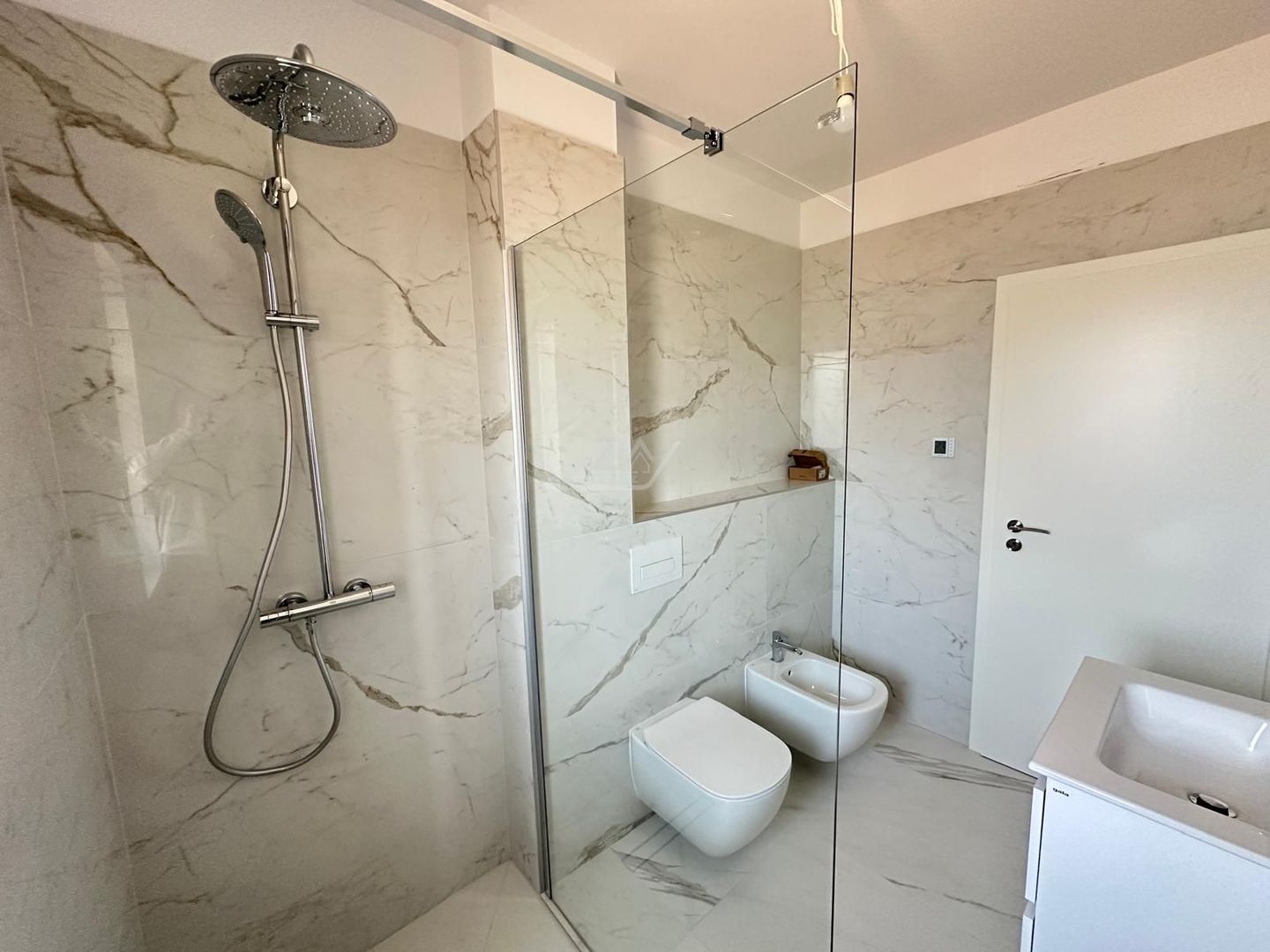 COMISION 0! Duplex finalizat - 5 camere, 3 bai. Panouri fotovoltaice. - Poză 11