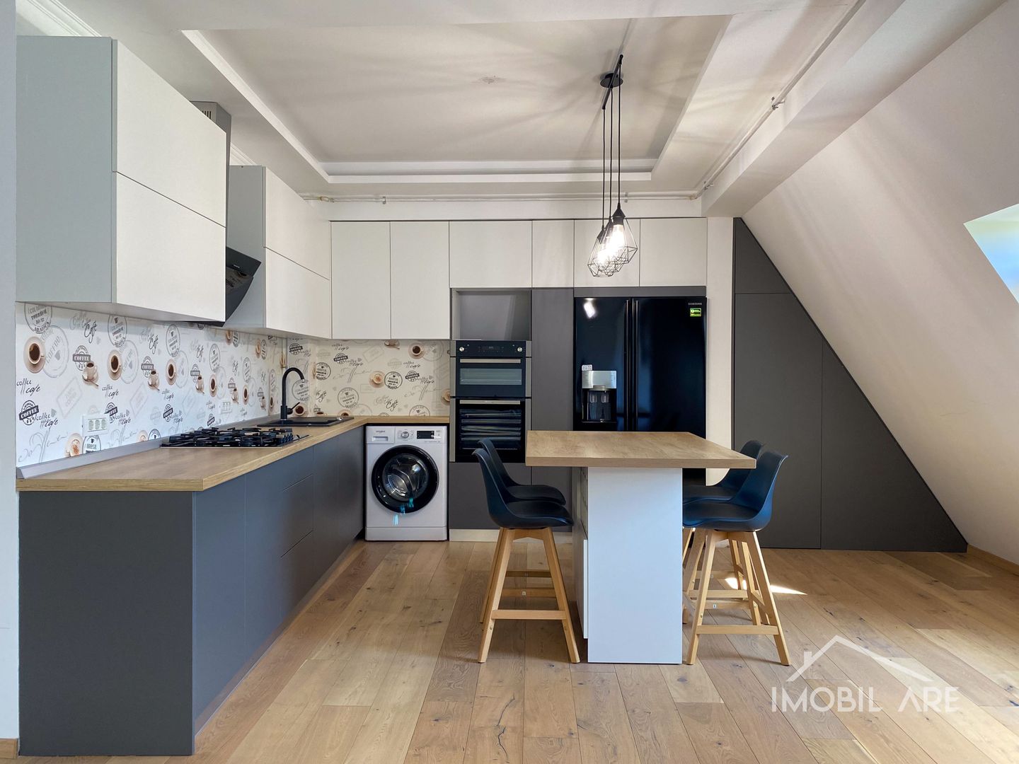 Apartament de lux cu 4 camere la mansardă - Poză 1