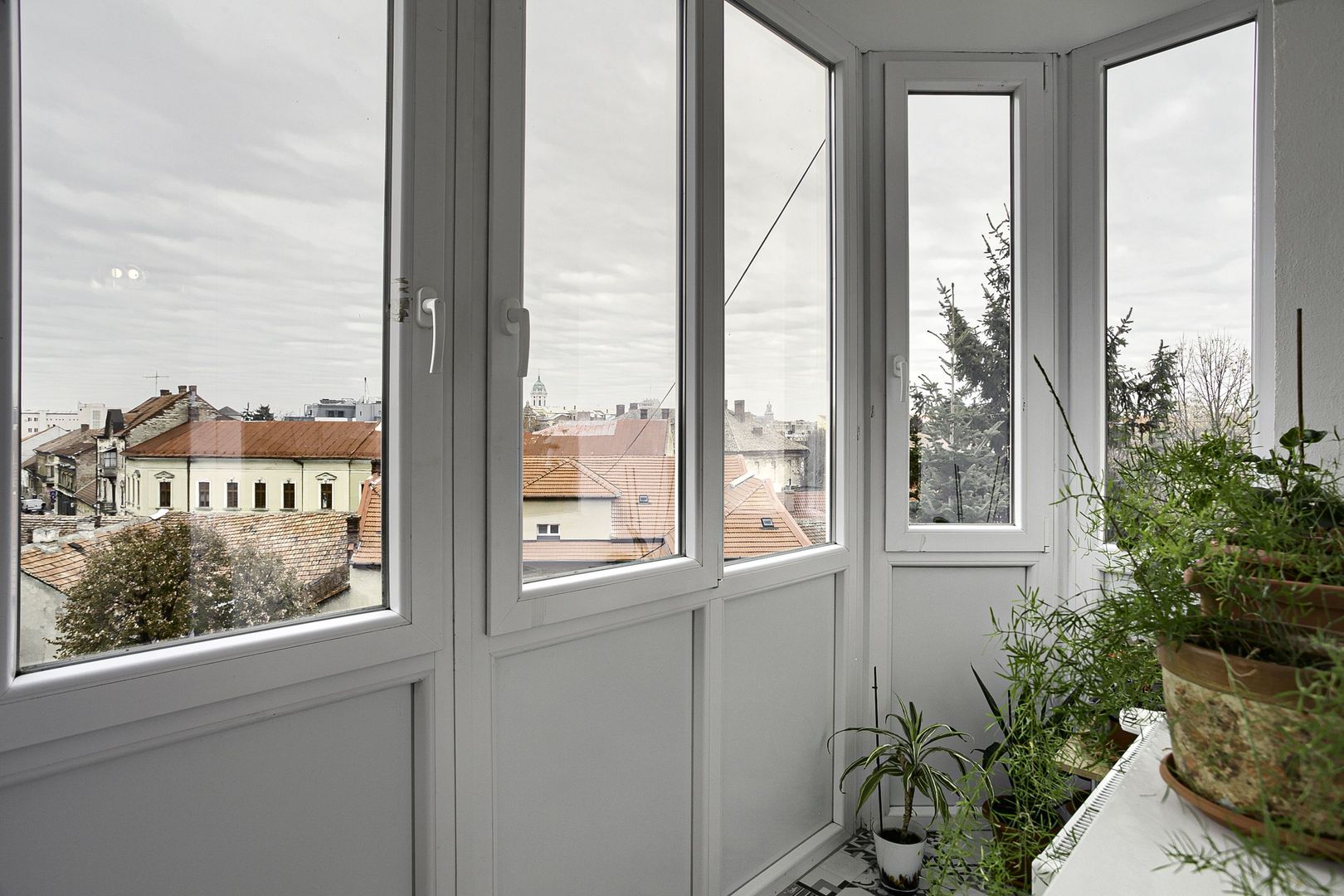 PROPRIETATE VÂNDUTĂ Apartament spatios cu 4 camere langa teatru - Poză 10