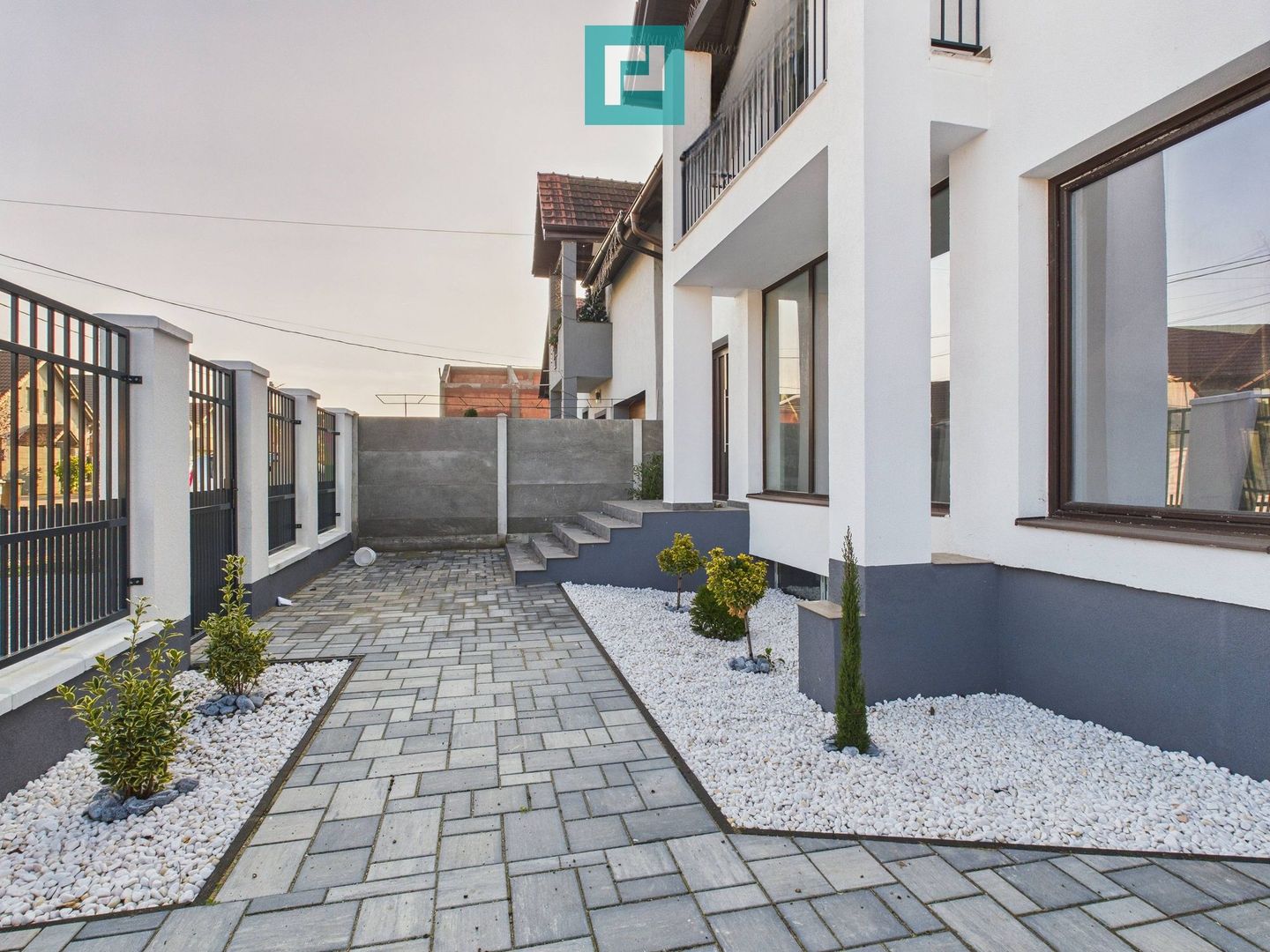 Casa cu 5 camere in Livada - Poză 3