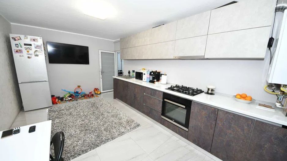 Apartament 3 camere dec,Micro 17,et 1 - Poză 1