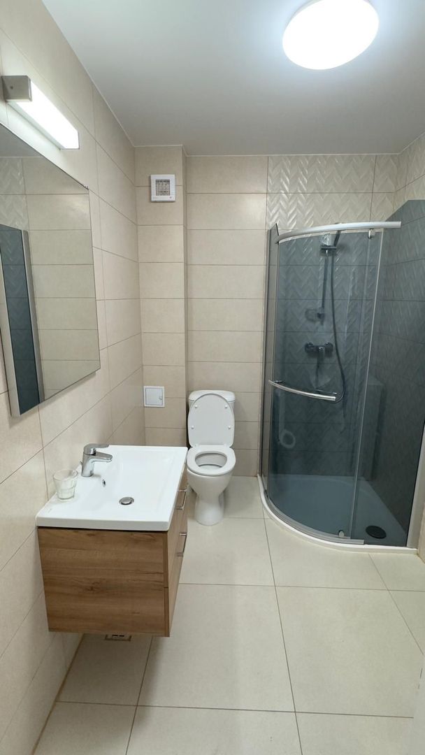 Inchiriez ap 2 camere, mobil utilat modern, loc parcare- 550 euro/luna - Poză 3