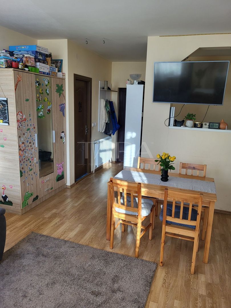 Apartament cu 2 camere, mobilat și utilat la etajul intai. - Poză 4