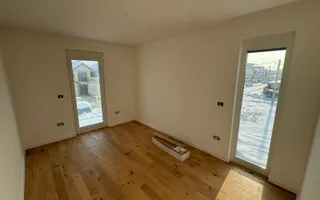 Duplex despărțit prin perete dublu/ Garaj - Poză 24