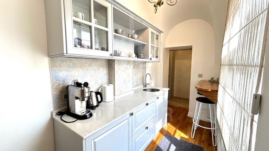 Apartament renovat, cu garaj și pivnițe, în Centrul Istoric al Sibiului - Poză 3
