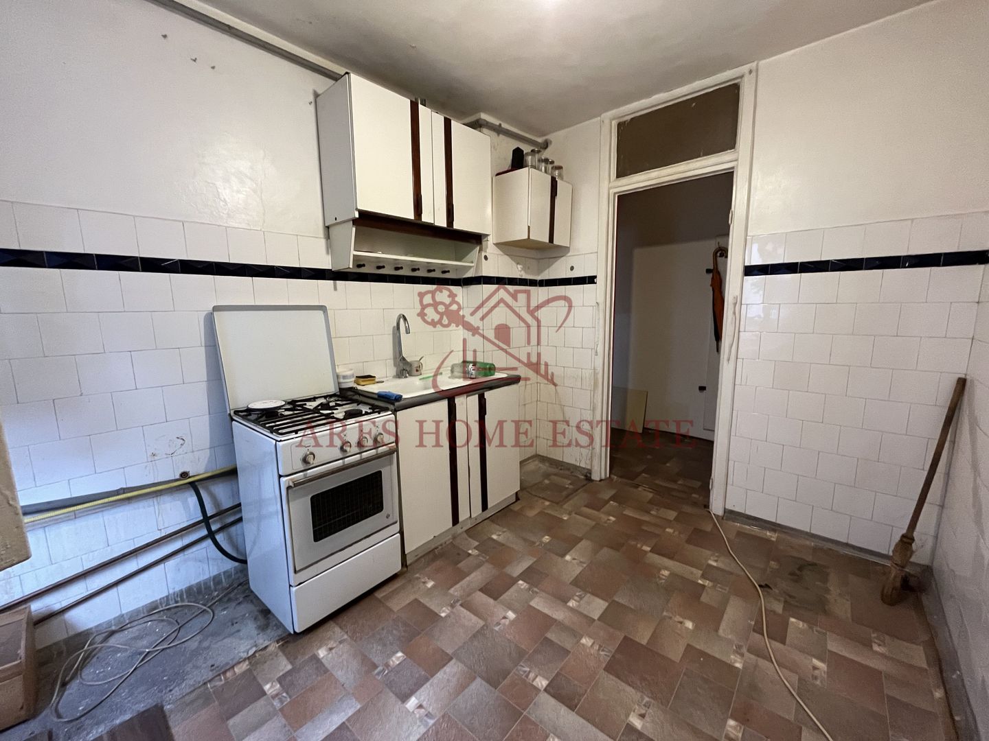 Etaj 1, 3 camere, spatios, 2 băi, centrală proprie – zonă excelentă - Poză 13