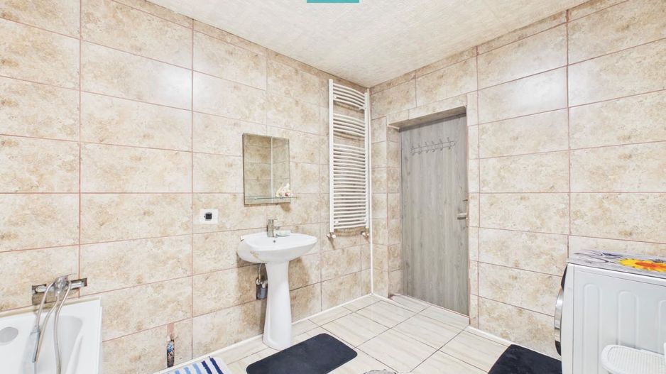 Casă P+E cu două apartamente, zona Drăgășani - Poză 9