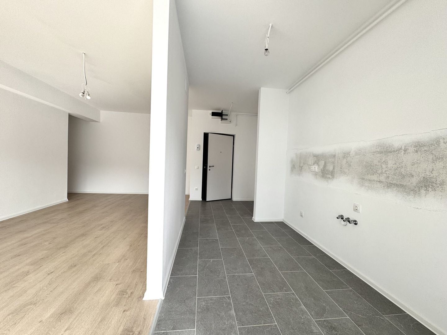 3 camere. Dormitor matrimonial cu baie en-suite. 83 mp Utili. - Poză 11