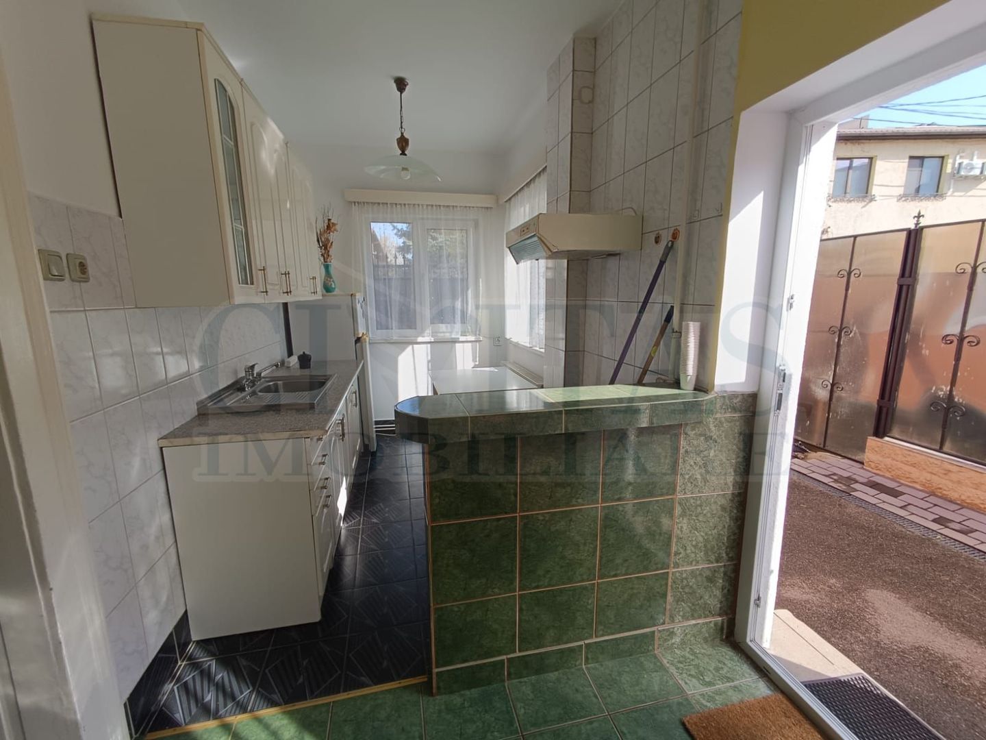 Apartament la casa, zona deosebita, 60 mp, semidecomandat. - Poză 9
