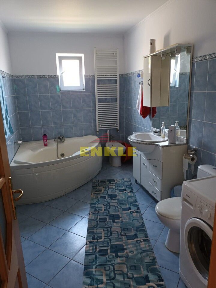 Vila 240 mp , situata la Ciusmea, pret 190000 euro neg - Poză 8