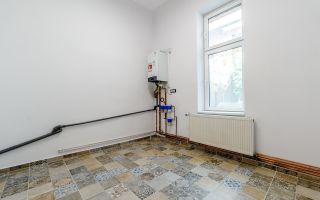 Apartament ULTRACENTRAL cu 3 camere, la cheie, renovat recent - Poză 10