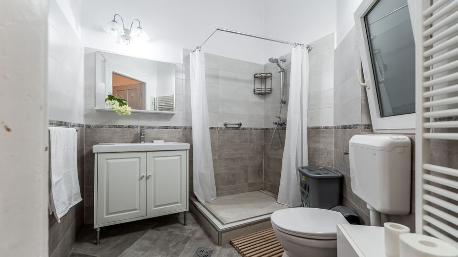 Apartament ultracentral cu 4 camere decomandat, etaj intermediar - Poză 8