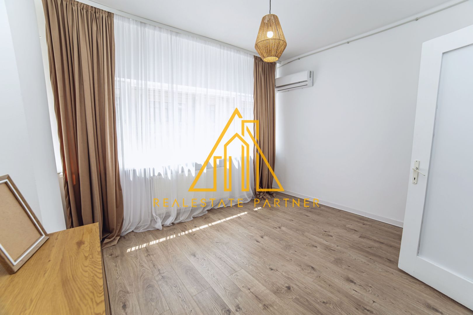 Apartament 4 camere renovat, central, ideal rezidențial sau activitate business - Poză 7