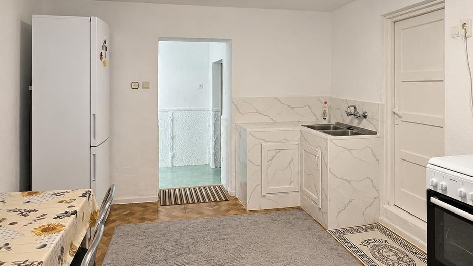 Casa de vanzare 1500 mp Cugir zona linistita - Poză 4