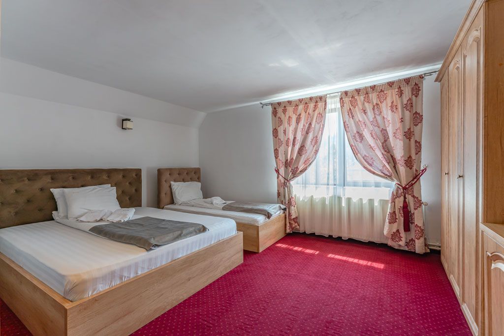 Pensiune Rosenau de vânzare - Afacere la cheie lângă Cetatea Râșnov - Poză 26