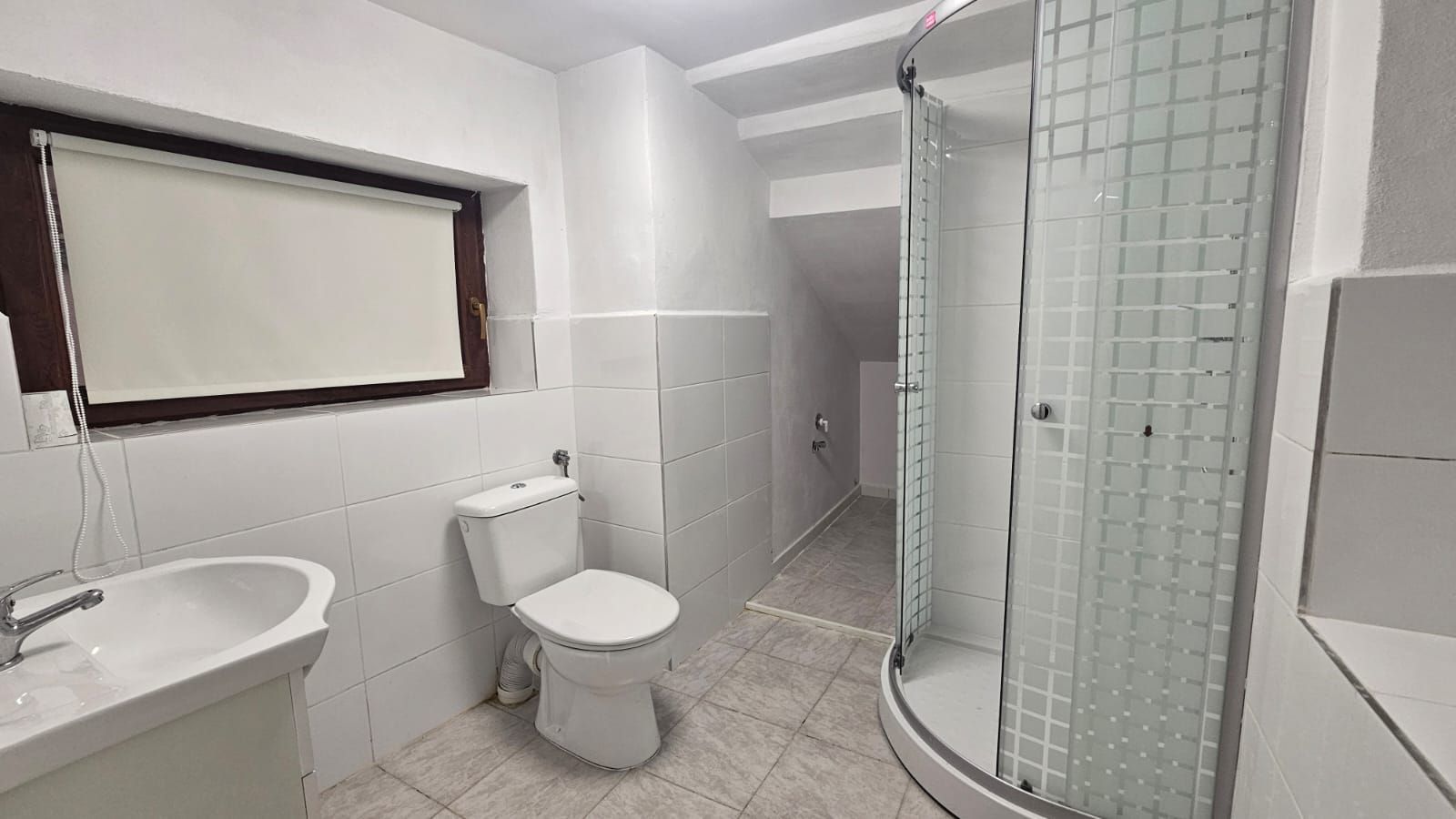 Apartament la casa de inchiriat 3 camere Cisnadie - Poză 4