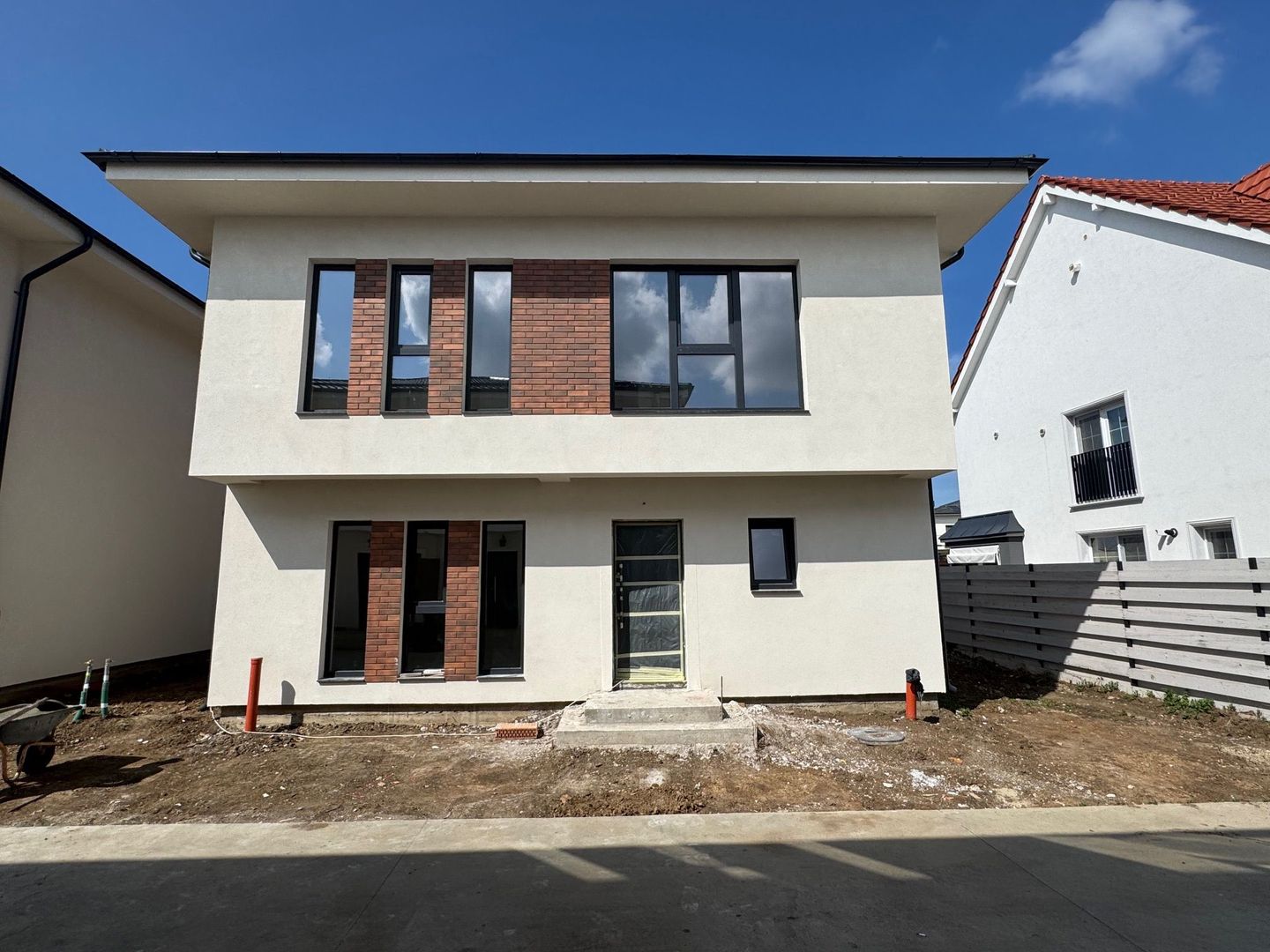 Vila Individuala 23 august TOATE UTILITATILE, curte 340m2 - Poză 1