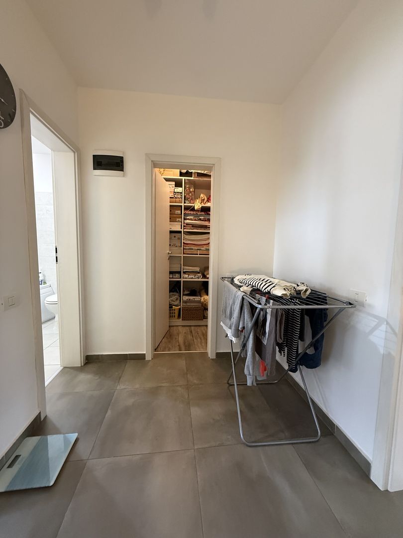 Casă înșiruită complet mobilată + curte+ 2 parcari în complex inchis! - Poză 20