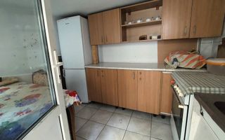 Vanzare casa 6 camere, 3 bai, 3 bucatarii, 2 centrale,  curte individu - Poză 2
