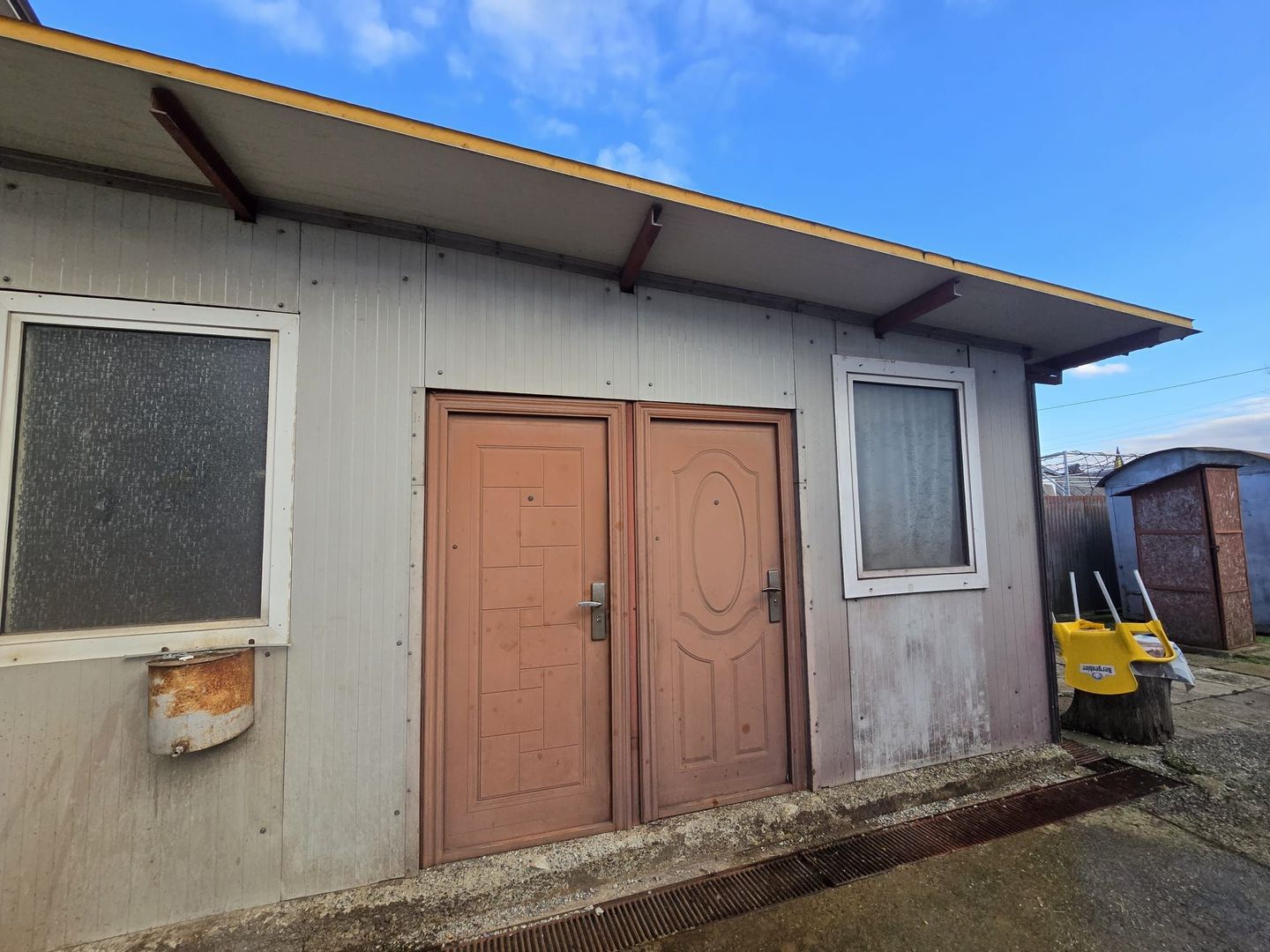 Se oferă spre vânzare / închiriere clădire cu spațiu comercial - Poză 21