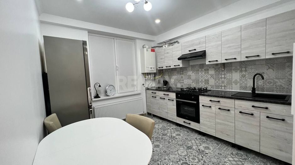 Apartament cu 3 camere de vânzare - Poză 5
