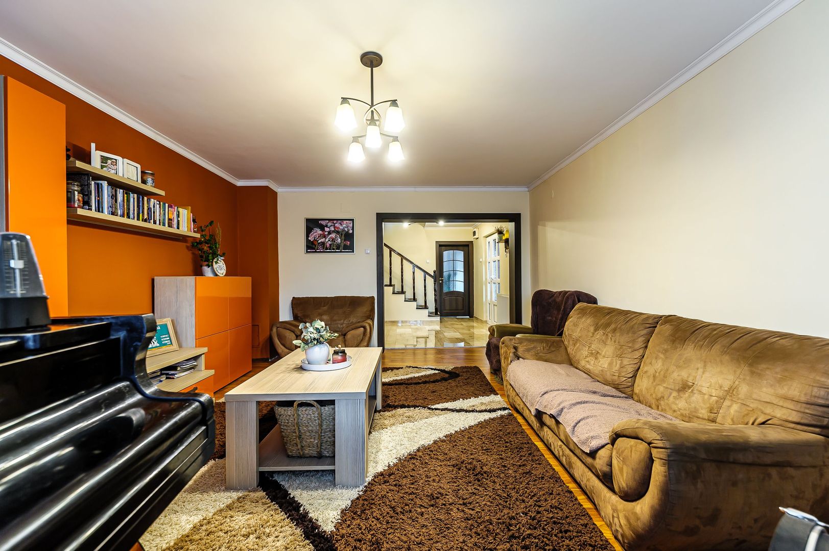 Casă generoasă cu potențial de afacere în Gai - Poză 3