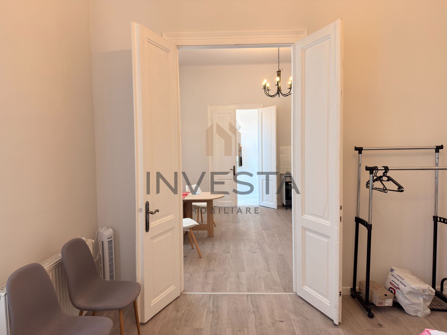 Apartament cu 3 camere si balcon, in Centru, langa Tribunal! - Poză 2