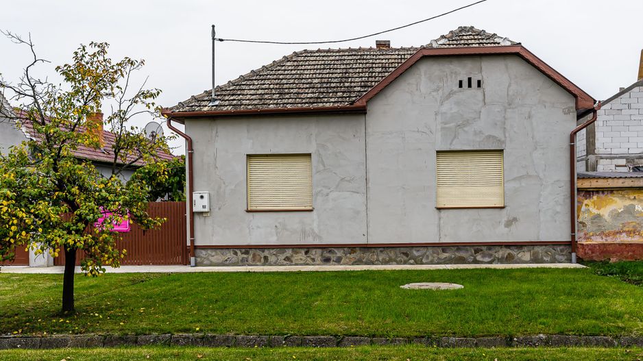 Casă la sol, renovată la gri, cu 3 camere în Nădlac * central - Poză 1