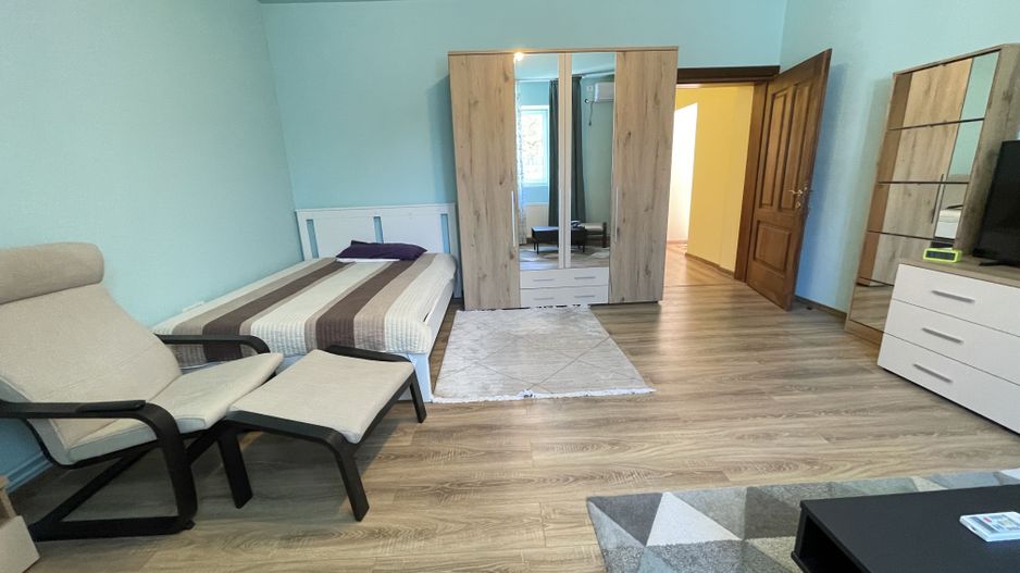 Casa cu teren frumos si garaj zona Mehala - Poză 3