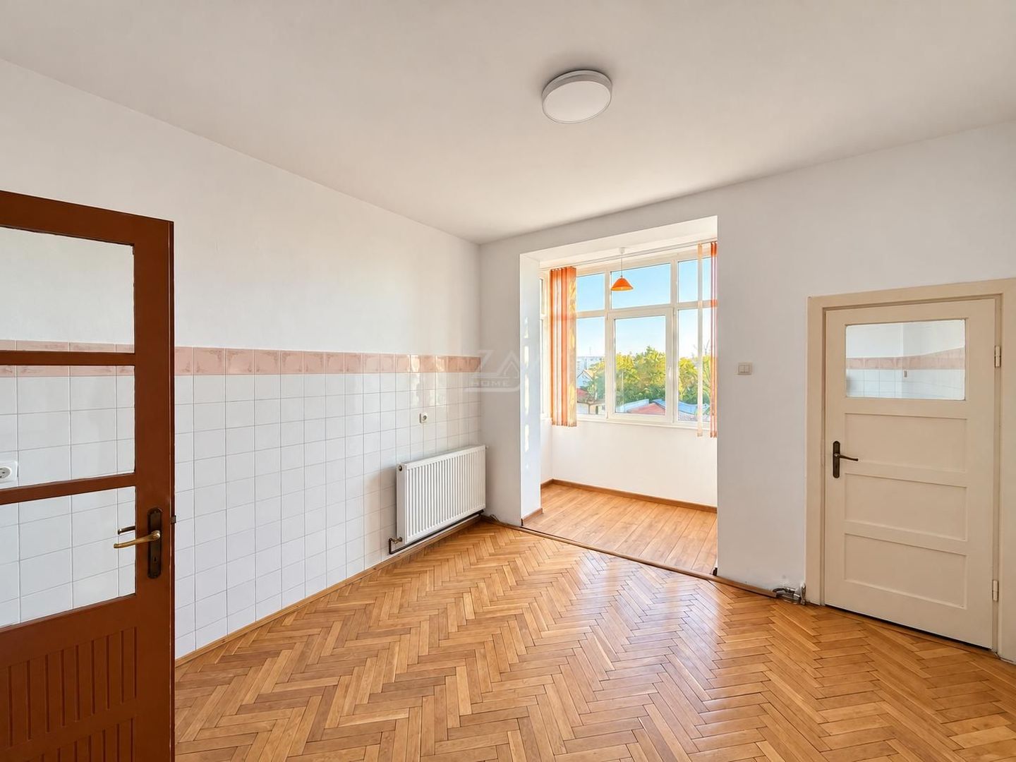 Bloc tip asociatie - zona Kiriac. 4 camere, 3 balcoane. Garaj si boxa. - Poză 7