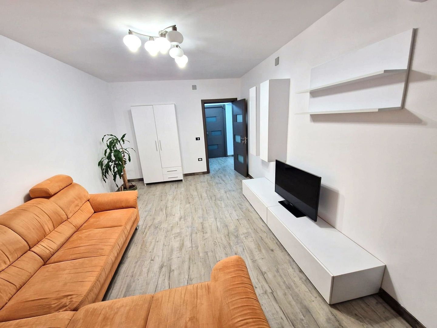 Închiriere Apartament cu 3 camere, mobilat complet, etaj 1, metrou Dristor - Poză 1