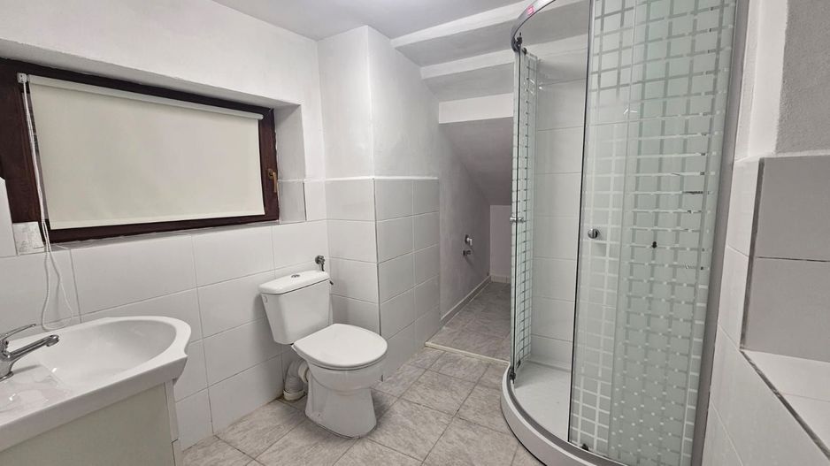 Apartament la casa de inchiriat 3 camere Cisnadie - Poză 4