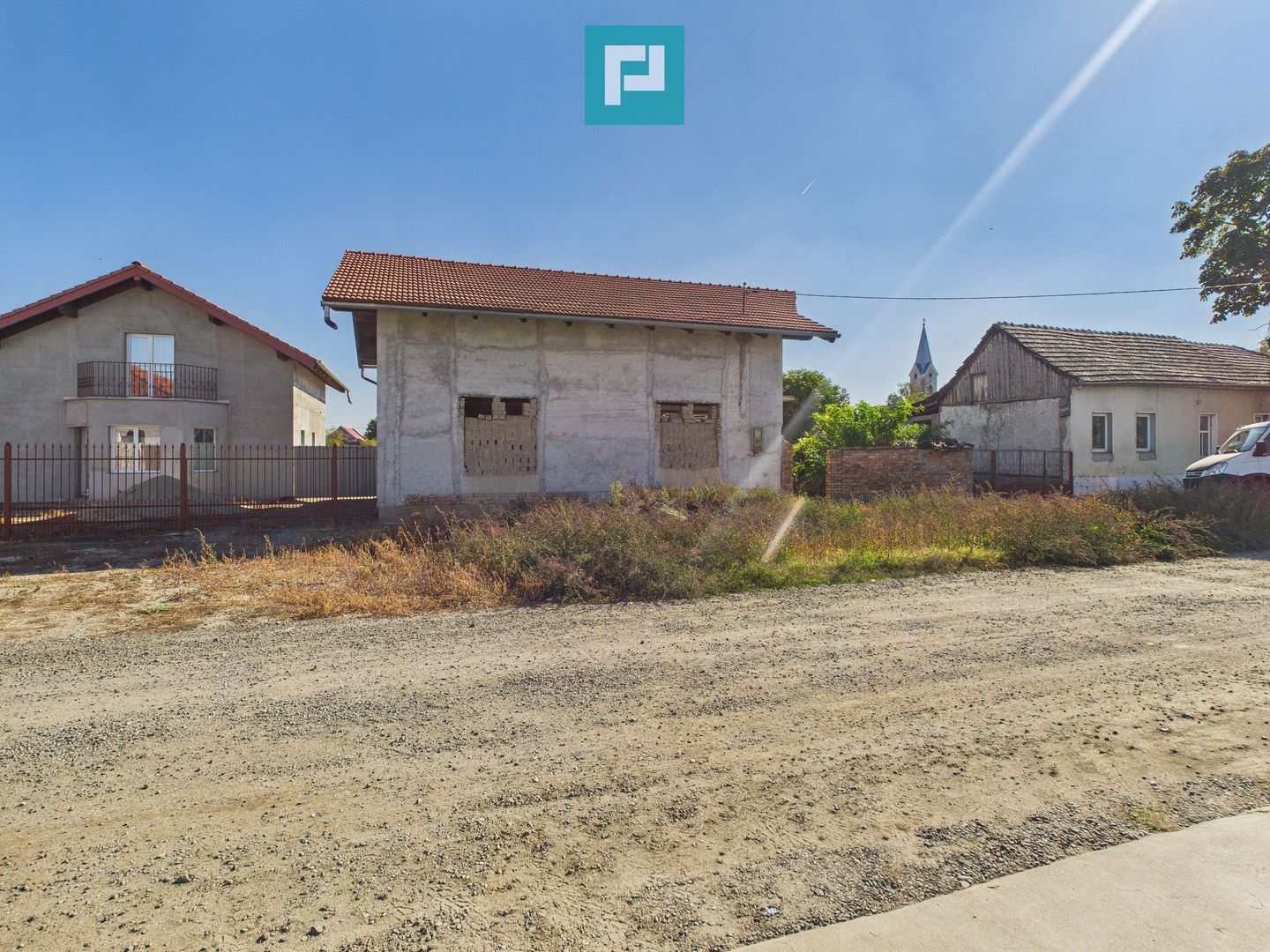 Casă la roșu cu 4 camere de vânzare - Poză 1