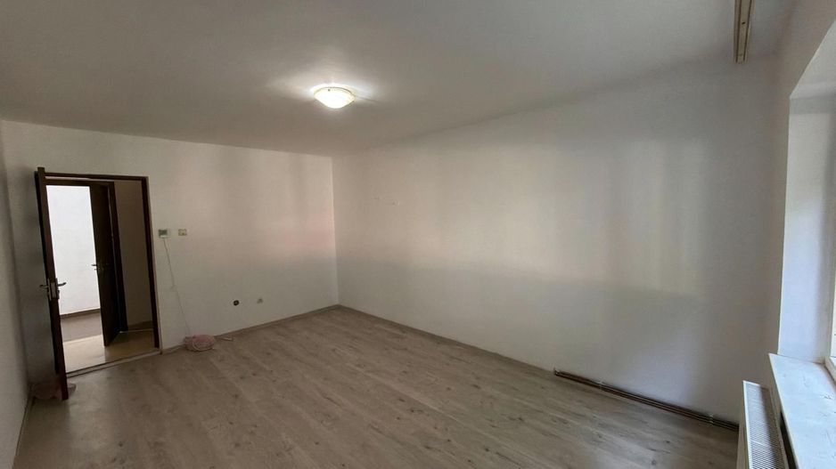 Apartament cu 3 camere decomandat 72 M² cu balcon și pivniță - Poză 2
