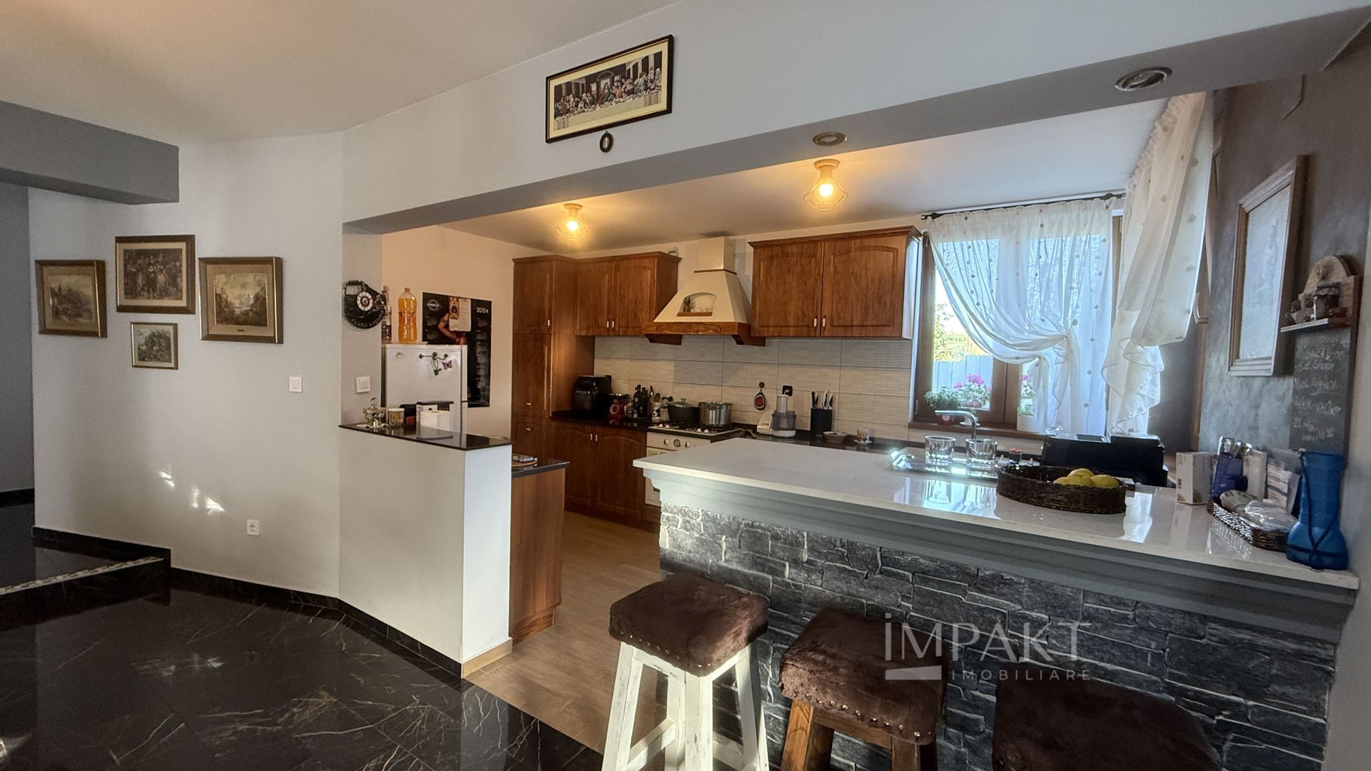 Vila deosebita cu 5 camere pe o strada privata in Borhanci - Poză 4