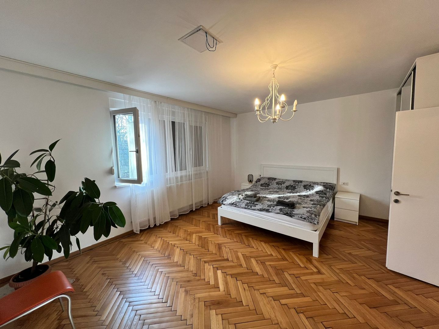 Apartament spatios cu 3 camere | 100 mp | Balcon | Curte | Central - Poză 2