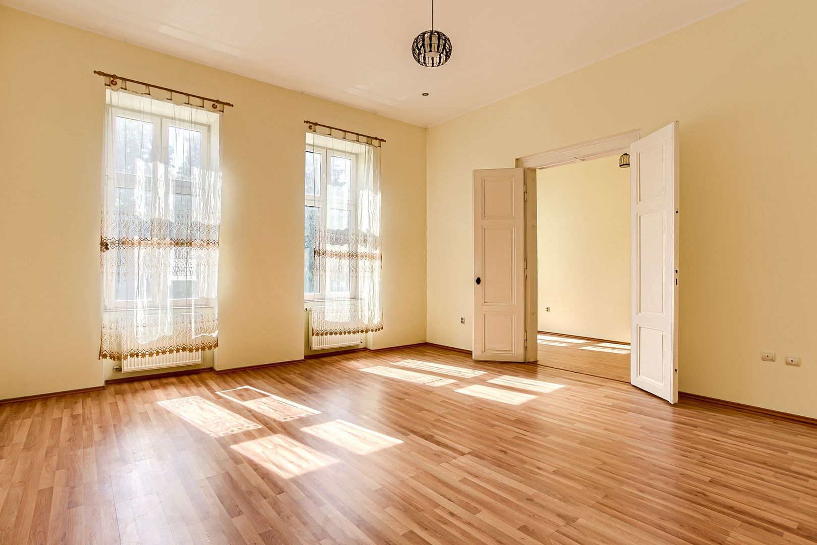Rezervat Apartament spațios cu vedere la Bulevardul Revoluției Arad - Poză 1