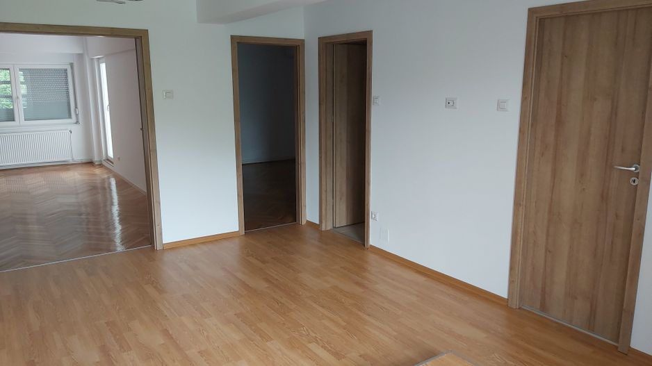 Spatiu de birou cu parcare zona Teatrul National - Poză 1