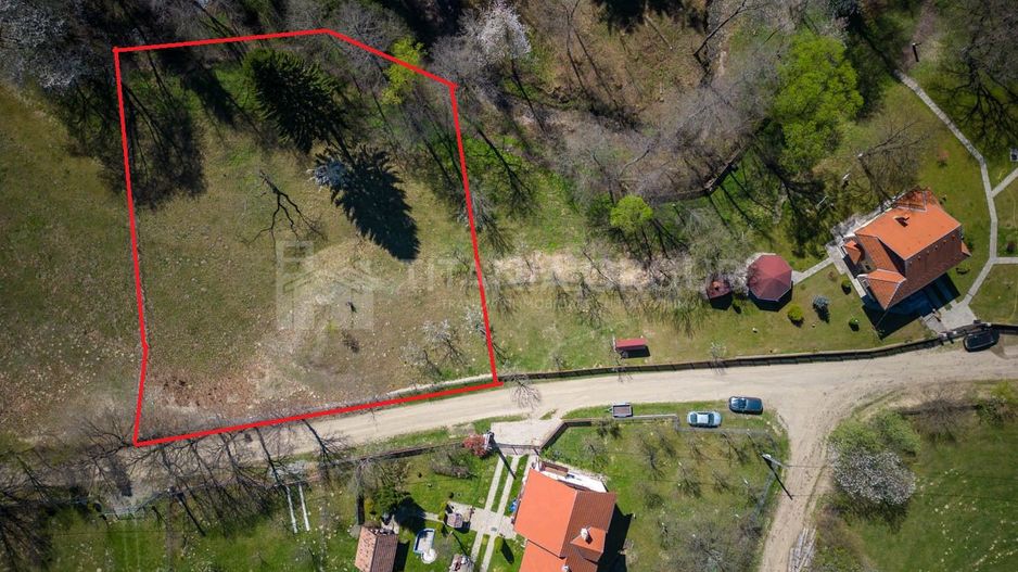 Teren intravilan, pretabil pentru casa de vacanta, 2000 mp - Poză 1