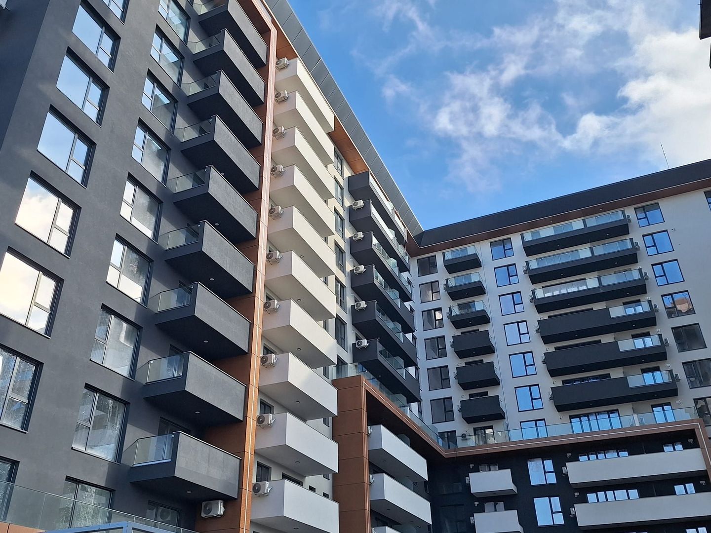 3 CAMERE - 2 BAI-2 BALCOANE - ULTRAFINISAT FINALIZAT  TITAN PALLADY - Poză 1