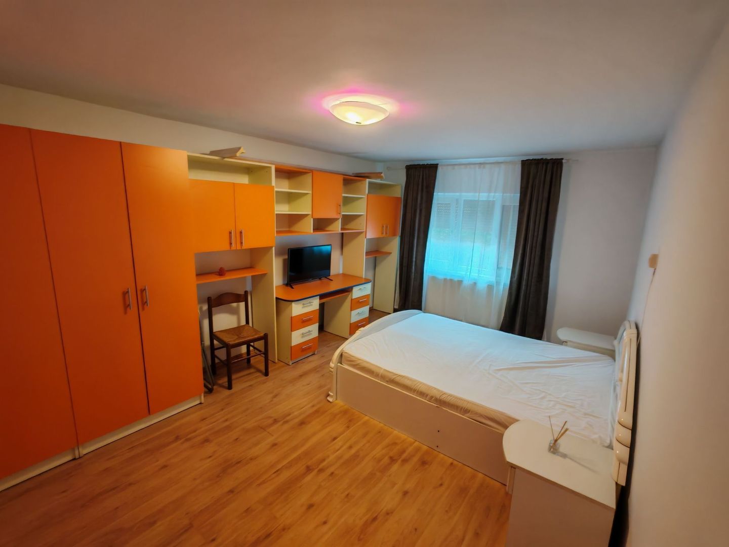 Ofer spre închiriere, pe termelung, apartament 2 camere, etaj 1n - Poză 1