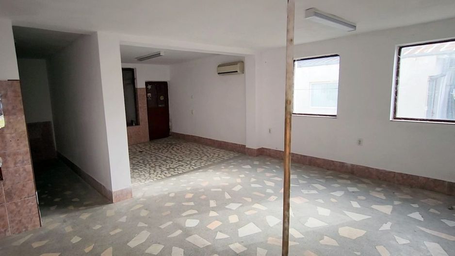 Vila 290mp + 4 spatii comerciale/chiriasi /depozitare, teren 1401 mp, acces DN1 - Poză 17
