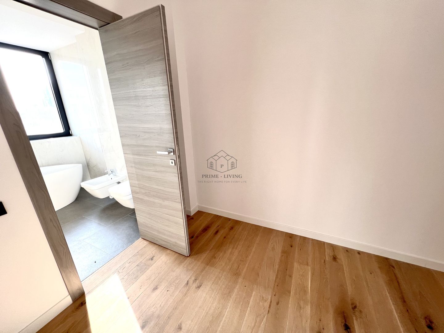 APARTAMENT DEOSEBIT CU 3 CAMERE LA VANZARE CU VEDERE LA LAC - Poză 12