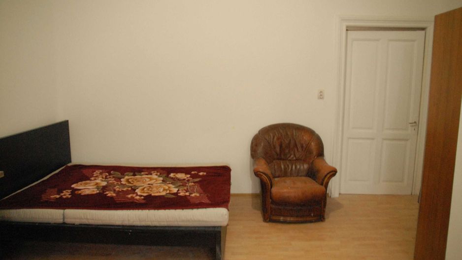 Vand 3 apartamente intr-o vila cu 1 etaj - Poză 4