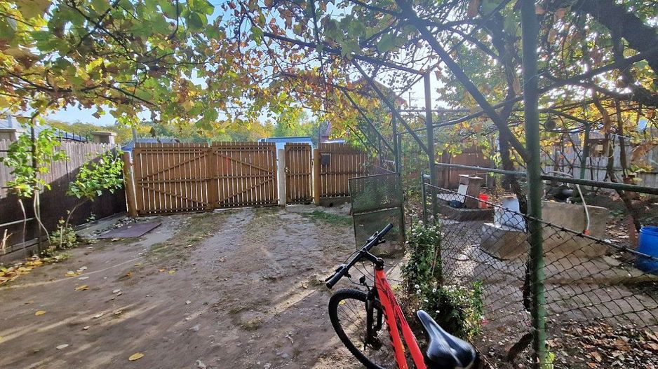 Vanzare casa cu teren 1800 mp, Pitesti str Bananai, la intrare - Poză 2