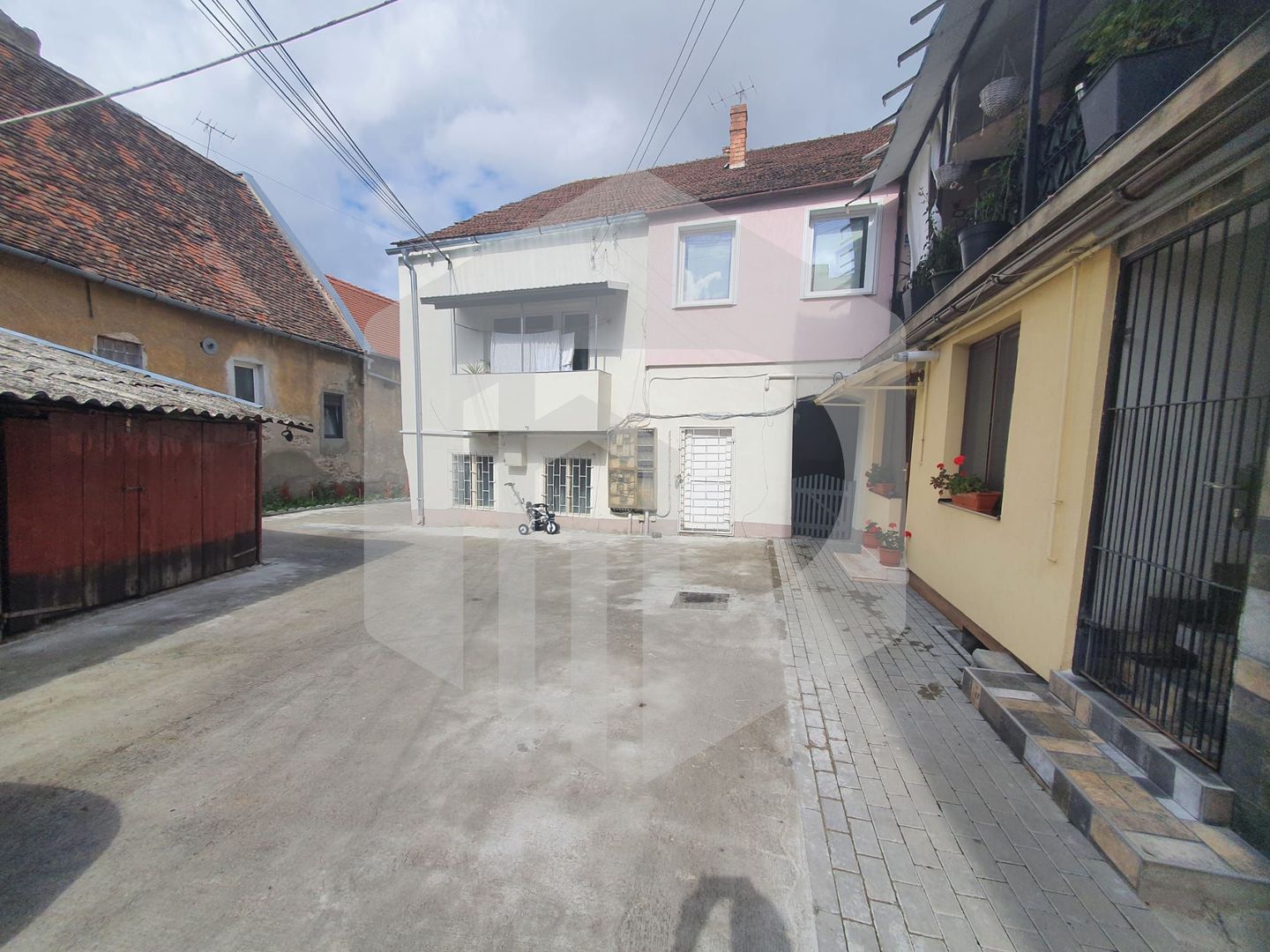 Apartament 2 camere in zona 9 Mai/ Renovat complet+ Pivnita+ curte - Poză 2