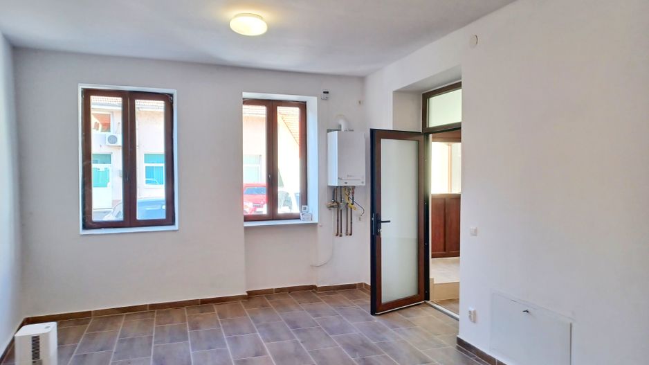 Birou, ultracentral, Oradea, 70 mp, parcare. 700 E/lună. Comision 0 - Poză 2