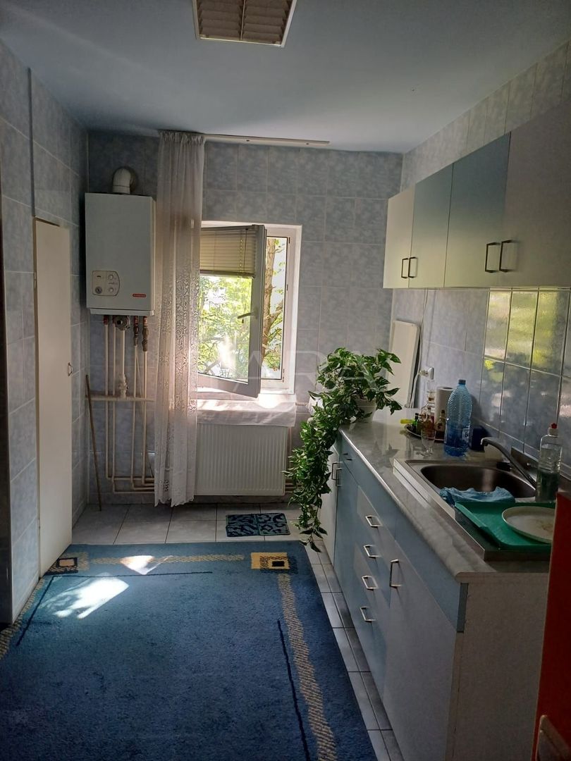 Apartament cu 3 camere, 2 băi, balcon și centrală proprie, zona Clăbuc - Poză 1