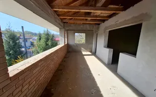ila cu 6 camere + casă locuibilă pe teren intravilan de 1700 mp, cu vi - Poză 11
