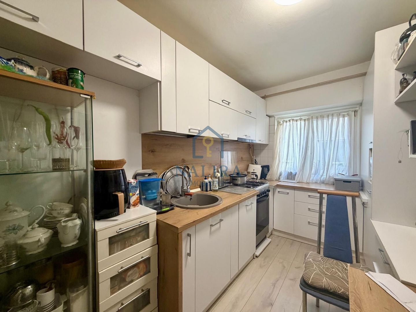 Apartament cu 3 camere de vânzare + garaj - Poză 2